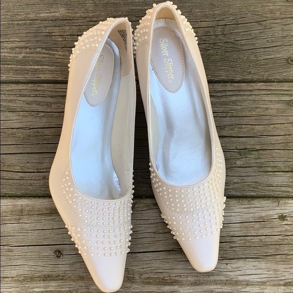 NWOT SILVER SLIPPER Studded pumps